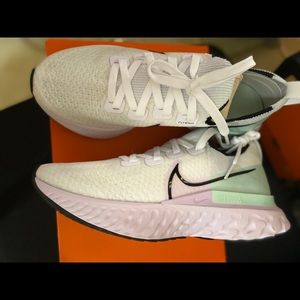 Never worn Women Nike React Infinity Run sneakers